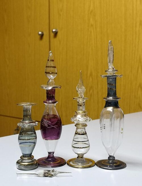 Oriental golden recipients in glass for perfume