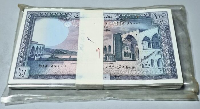 100 lebanese banknotes