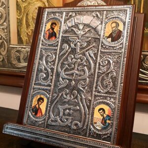 Holy New Testament in a wood box and oriental design - Image 1